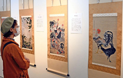 西陣美術織で細やかに再現された若冲の作品が並ぶ会場