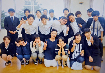 テクノアカデミー会津の学生たちに囲まれる私（前列中央）。東日本大震災を経験し、改めて郷土料理を継承する大切さを感じた