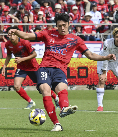 【いわき―札幌】後半２９分、ＰＫを決めるいわきのＦＷ熊田＝ハワイアンズスタジアムいわき