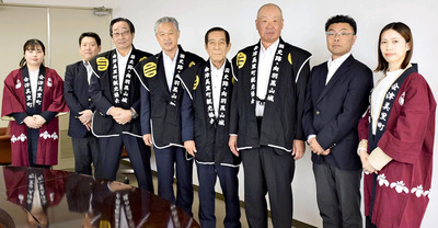 向羽黒山城まつりとあやめ祭りをＰＲする杉山町長（左から４人目）、水野会長（同５人目）ら