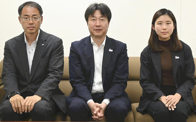 （左から）柳沼マネジャー、猿橋支店長、金子さん