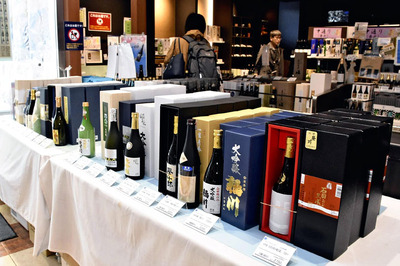 全国新酒鑑評会への県内出品酒が集まる売り場