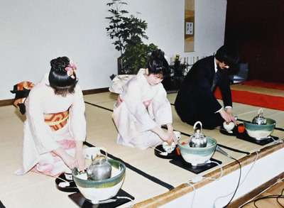 福島愛隣幼稚園のお茶会でお茶をたてる私（右）。卒園の時期には年長組の園児が保護者にお点前を披露していた