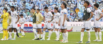 【磐田―いわき】試合後、肩を落とすいわきの選手たち＝ヤマハスタジアム