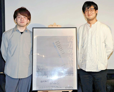 映画「彼方の家族」の共同監督を務めた坂内さん（左）と川崎さん＝１１日、宮城県石巻市