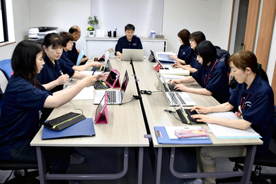 業務に当たる生活支援相談員ら