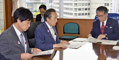 伊藤復興相（右）に要望する伊沢町長（中央）と山本町長