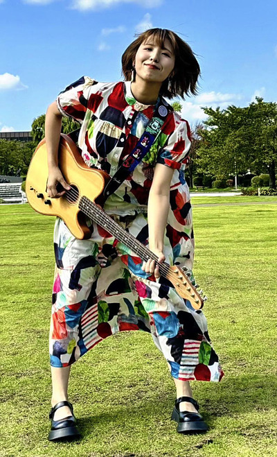 福島市出身のシンガー・ソングライターＭＡＮＡＭＩさん