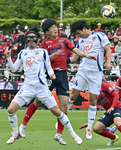 【いわき―仙台】前半２３分、頭で同点ゴールを決めるいわきのＦＷ谷村〈１０〉＝ハワイアンズスタジアムいわき