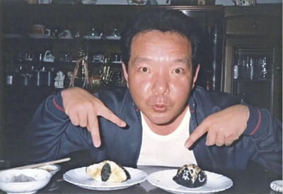 東京のレストランに勤務していた頃の私。指さしているのは店で初めて作ったスイーツですが、何を作ったのか思い出せません。子どもの頃から料理をするのが好きでした