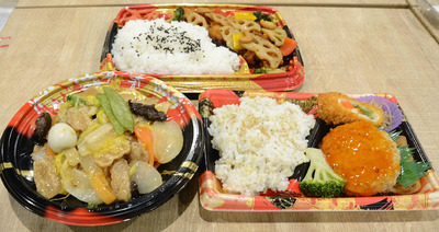 ６月１６日まで販売される「噛んで美味しく！鶏と根菜のカシューナッツ弁当」（奥）と「まるでお肉？！中華ど～ん！」（手前左）、「豆腐ハンバーグの中華弁当」