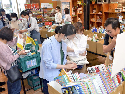 来場者でにぎわう会場