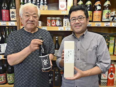 「世界に一つだけのオリジナルラベルで、日ごろの感謝を伝えてほしい」と話す佐藤店主（左）ら