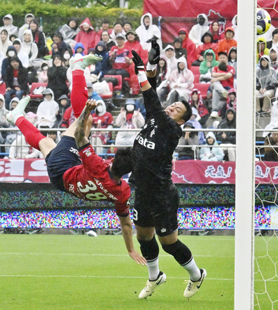【いわき―熊本】前半１８分、オーバーヘッドキックで先制点を決めるいわきのＦＷ熊田＝ハワイアンズスタジアムいわき