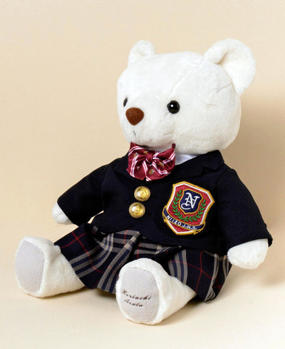 仕立て直された制服を着たぬいぐるみ