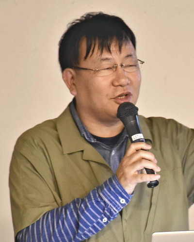 放射性物質の人体への影響について解説する木野さん