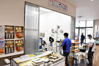 富岡町の「さくらモールとみおか」内に店を構える「カレーと弁当の店　さくら屋」。２０２１年に事業譲渡し、店を受け継いだ企業が変わらないおいしさを届けています