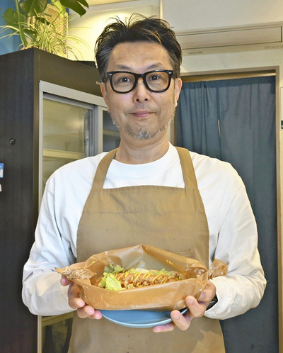 期間限定でホットドッグのランチ営業を始めた長谷川さん