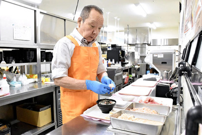 いくらの大五郎でメニューの盛り付けをする私。子どもの頃に感じた周囲への感謝の気持ちを、商売を通じて少しずつでもお返ししたいと思っています