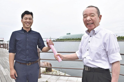 鈴木社長にバトンを手渡す私（右）。彼と二人三脚で夢に向かって、一歩二歩と足元を踏みしめながら進んでいきたいと思います