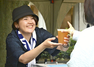 クラフトビールを提供するイベントスタッフ