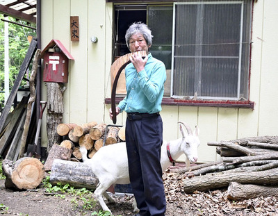 ヤギのピノと共に暮らす大束さん。「環境に左右されずに演奏できる」と村での生活を語る