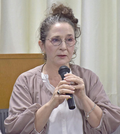 会見するセシル・ブリス所長