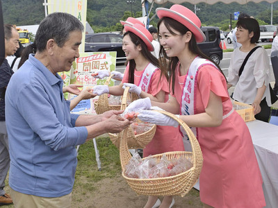 来場者にサクランボを配るミスピーチのメンバー
