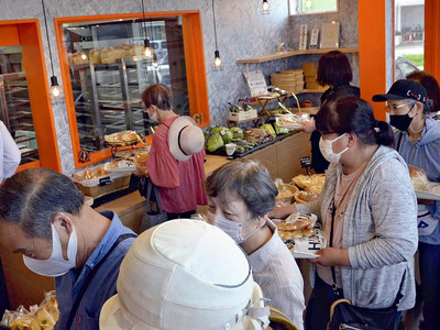 購入客で賑わう店内