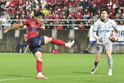 天皇杯の秋田戦でシュートを放つＤＦ五十嵐聖己（左）＝１１日、ハワイアンズスタジアムいわき