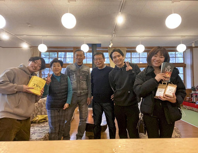 「ひとくらす」で開かれた講習会に参加した私（左から５人目）と八木さん（左）ら。ひとくらす代表理事の三森孝浩さん（同３人目）らに、協力隊の制度や情報を教えてもらった