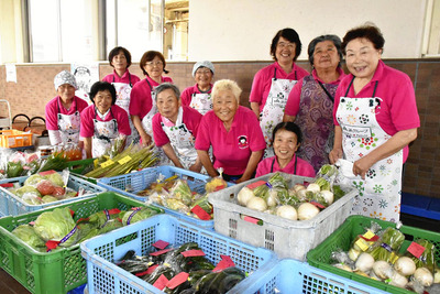 新鮮な農産物を販売しているＪＡ会津よつば女性部のメンバー