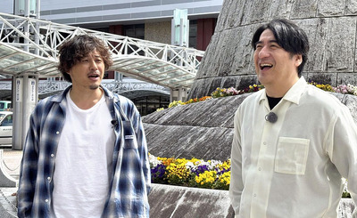 ＪＲ福島駅前にて。平子祐希さん（左）、佐久間宣行さん