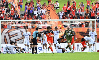 【山口―いわき】後半４８分に同点弾を決められ、肩を落とすいわきイレブン＝維新みらいふスタジアム