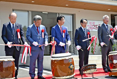 テープカットする渡辺社長（中央）ら