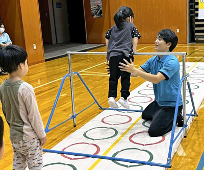 子どもたちに運動を教える私（右）。ゲーム性を持たせながら、「なぜ」を考えさせる指導を心がけている