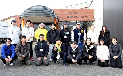 村内で地域おこし協力隊フェスティバルを開いた時の私（前列右から３人目）と隊員たち。互いに支え合い、地域活性化に向けて活動している
