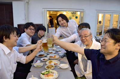 会場で食事を楽しむ来店客