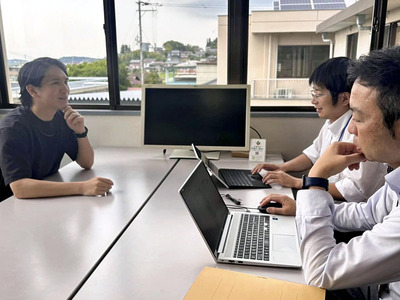 玉川村役場で村職員と打ち合わせする私（左）。村と隊員をつなぐ存在として活動していきたい