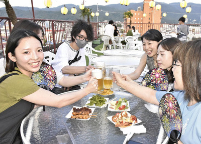 「スカイビアガーデン」で乾杯する来店者