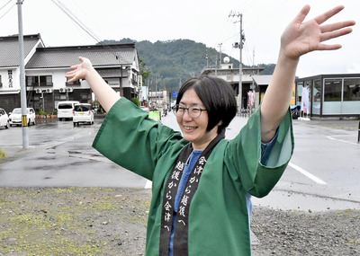 ＪＲ只見駅近くで手を振る私。両手で大きく円を描くようにすると、列車内からも目立って見える