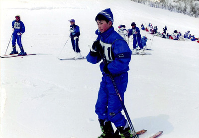 小学生の頃、スキー場での私（中央）。古里の只見町は雪深い地域で、雪は身近な存在として育った
