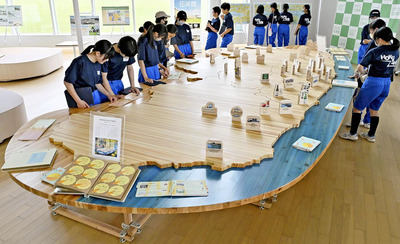 展示が始まった「ＨＡＭＡＤＯＯＲＩ　ＴＡＢＬＥ」。万博で活用され、地域の特徴や万博来場者らのメッセージを見ることができる