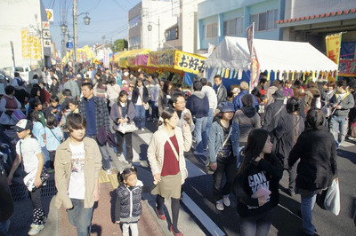 震災前、新町通りで開かれていた「十日市」。大勢の買い物客が詰めかけた＝２０１０年１１月