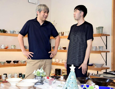 浪江町での工房の再建に向けて長男の汰一さん（右）と準備を進める山田さん
