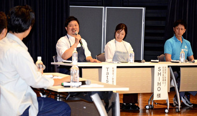 パネル討論で意見を交わす（左２人目から）「ぐっち夫婦」の２人と斎藤課長ら
