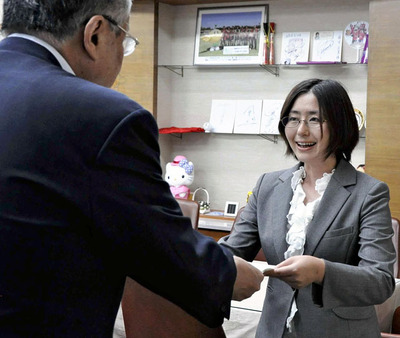 鈴木副知事（左）から委嘱状を受ける私。只見線地域コーディネーターとしての活動が始まった