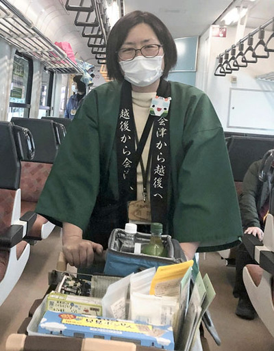 列車内で産品販売をする私。利用客一人一人とのやりとりは楽しいし、やりがいがある