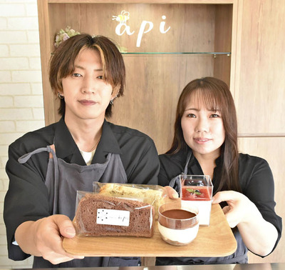 店長で夫の直輝さん（左）と妻でオーナーの沙稀さん