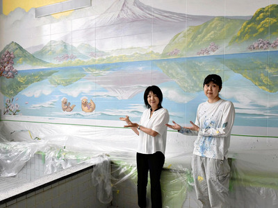 ペンキ絵を紹介する田中さん（右）と宮野社長